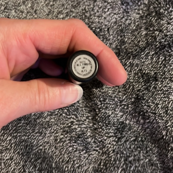 MAC LIPSTICK - Picture 2 of 3